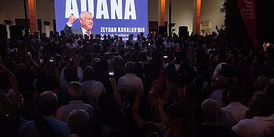 Adana'da yurttaşlar belediye önünde