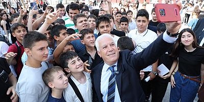 Mustafa Bozbey, öğrencilerin karne sevincine ortak oldu