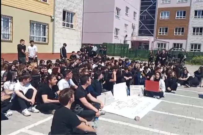 Bursa'da okul bahçesinde Urfa ve Maraş’taki saldırıları protesto eden öğrencilere soruşturma açıldı