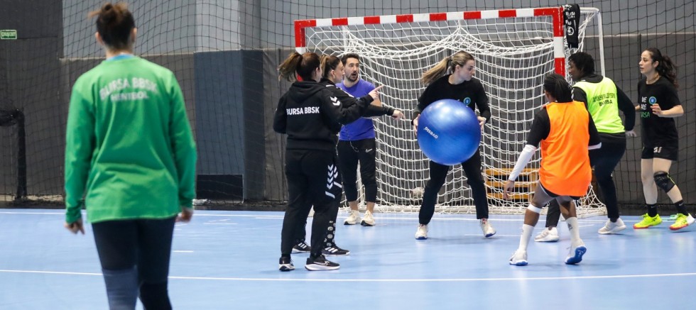 Büyükşehir Hentbol Takımı ligde ve Avrupa’da fırtına gibi esiyor