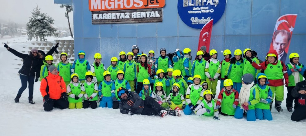 Büyükşehir’le öğrencilerin kayak keyfi