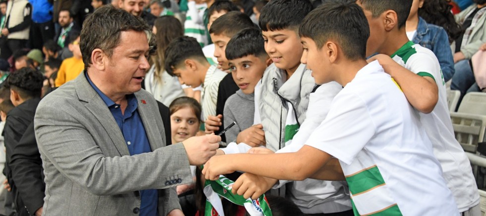 Erkan Aydın hiç maça gitmemiş 120 çocuğa büyük mutluluk yaşattı