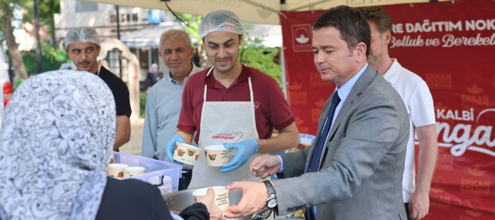 Erkan Aydın Vatandaşlara Aşure İkram Etti