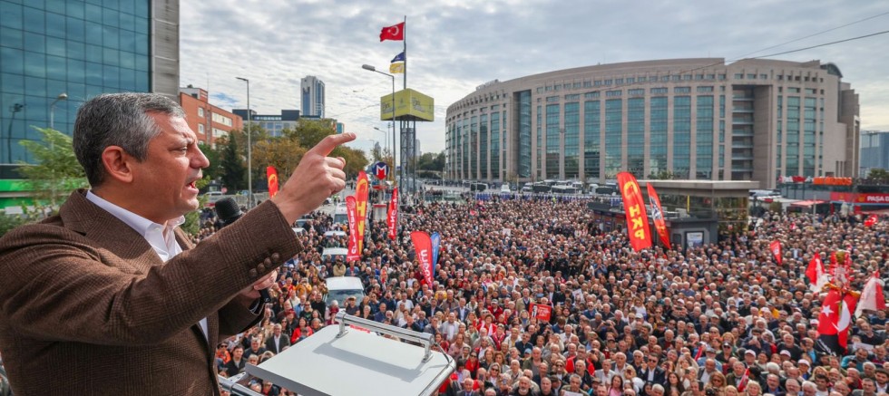 İmamoğlu ifade verirken Özgür Özel Çağlayan'da toplanan kitleye seslendi