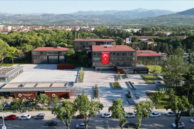 İnegöl Belediyesinde doğum izninde olan kadın mimar işten çıkarıldı