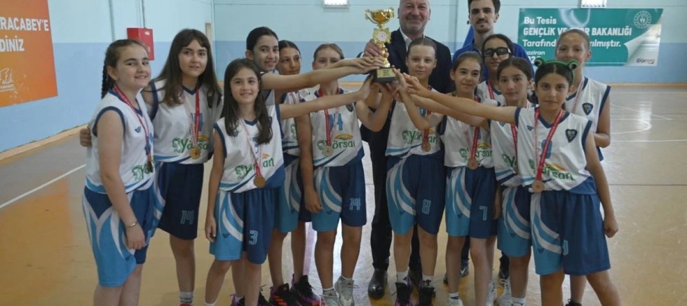 Karacabey Belediyespor'da Kupa Sevinci
