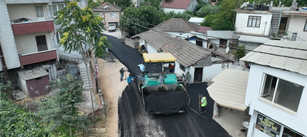 Karacabey'in Yenikaraağaç Mahallesi'nde yollar yenileniyor