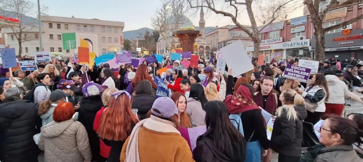 Bursa'da 8 Mart yürüyüşü: 'Kadınlar yürüyor, mücadele büyüyor'