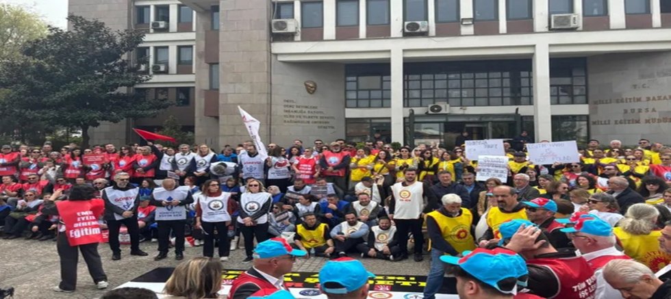 Bursa'da öğretmenlerin eylemi üçüncü gününde: Yusuf Tekin istifa
