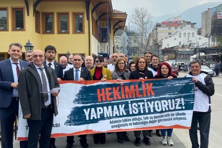 Bursa'da sağlık emekçileri 'İyi hekimlik yapmak istiyoruz' demek için yürüdü