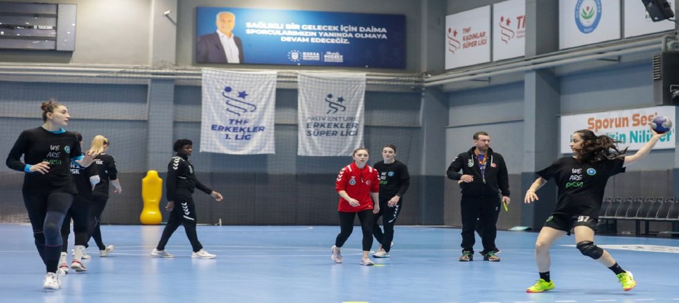 Büyükşehir Hentbol Takımı ligde ve Avrupa’da fırtına gibi esiyor