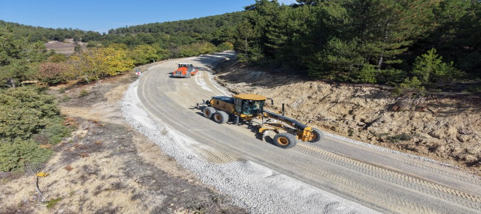 Keles'in üç mahallesinde yol mesaisi
