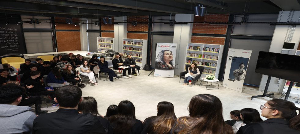 Nezaket Erden, “Sennur Sezer” şiirleri okudu
