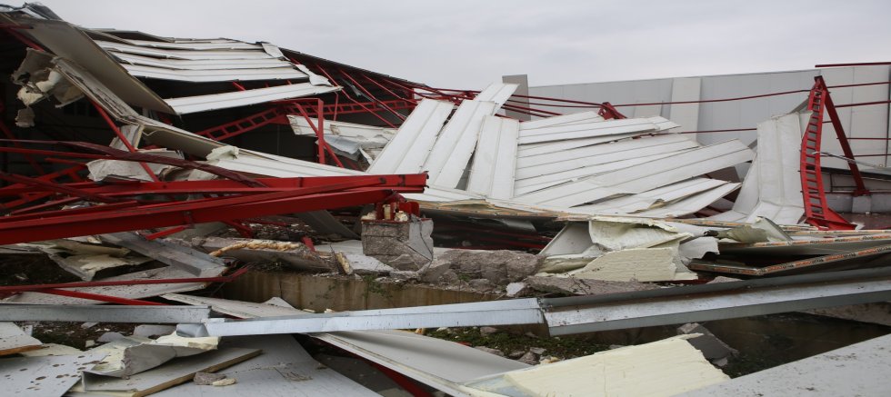 Nilüfer’de iki kaçak iş yeri yıkıldı