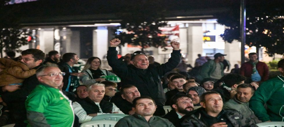 Yeşil-Beyazlı Taraftarlar Osmangazi Meydanı’nda Buluştu