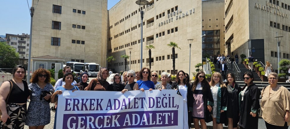 Mihraç E. Davası 12 Kasım’a Ertelendi: Kadınlardan Adliye Önünde Adalet Çağrısı