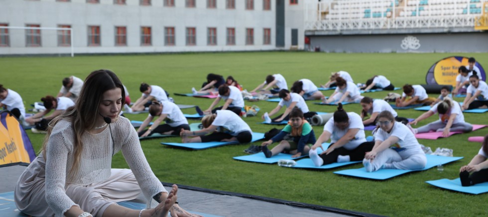 Sağlıklı yaşlanma için yoga yaptılar