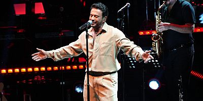 Açıkhava'da Emre Altuğ'dan müzik dolu gece