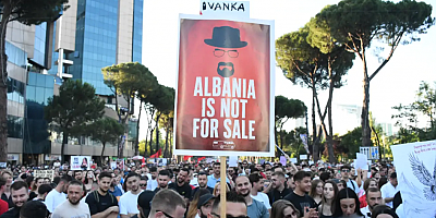 Arnavutluk'ta halk protestoları sürüyor