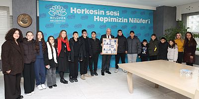 Badırgalı çocuklar el emeklerini Başkan Şadi Özdemir’e hediye etti