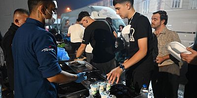 Burfaş yangın bölgesinde mağdur olanlara gece boyunca gıda dağıtımı yaptı