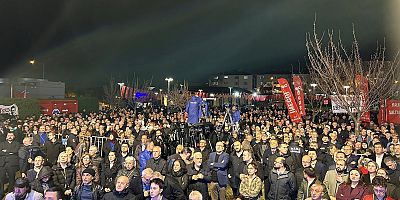 Bursa Büyükşehir önünde operasyon protesto edildi.