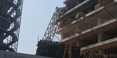 Bursa'da bir şantiyede iş kazası: Kule vinç devrildi, operatör yaralandı
