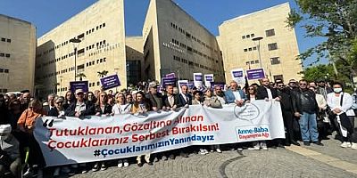 Bursa'da gözaltına alınan gençlerin ilk duruşması öncesi adliye önünde açıklama