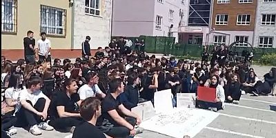 Bursa'da lise öğrencileri okul bahçesinde oturma eylemi yaptı: Güvenli okullar istiyoruz alacağız