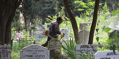 Bursa’da mezarlıklar bayrama hazırlandı