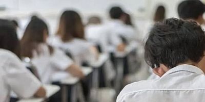 Bursa'da ortak kullanılan okul binasına 'erkek öğrenciler girmesin' yazısı