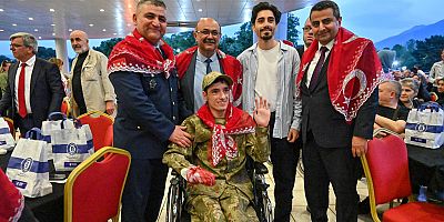 Bursa’da ‘özel’ askerlere renkli kına eğlencesi