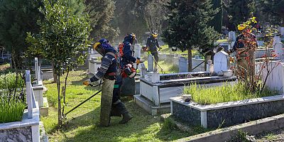 Bursa'da şehitlik ve mezarlıklar bayrama hazır