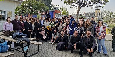 Bursa'da serbest bırakılan 6 kişi ceza evi önünde alkışlarla karşılandı. 