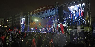 Bursa’da yağmura rağmen Cumhuriyet coşkusu