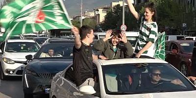 Bursasporlu taraftarlar şampiyonluk coşkusuyla sokaklara akın etti