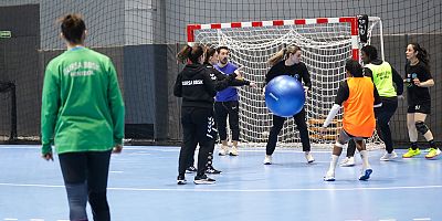 Büyükşehir Hentbol Takımı ligde ve Avrupa’da fırtına gibi esiyor