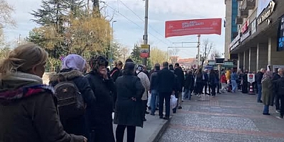 CHP'de oy vermek isteyen yurttaşlar kuyruk oluşturdu