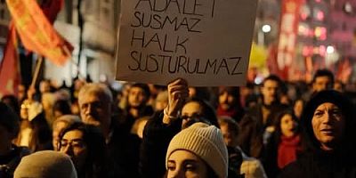 CHP, 'Millet İradesine Sahip Çıkıyor' sloganıyla düzenlenecek mitinglerin ilki kayyım atanan Şişli Belediyesi önünde başladı.