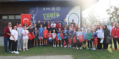 Cumhuriyet coşkusu tenis kortlarına taşındı