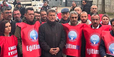 Eğitim İş Bursa Şubesi eski başkanı Rona'nın gözaltına alınması emniyet önünde protesto edildi