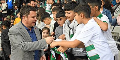 Erkan Aydın hiç maça gitmemiş 120 çocuğa büyük mutluluk yaşattı