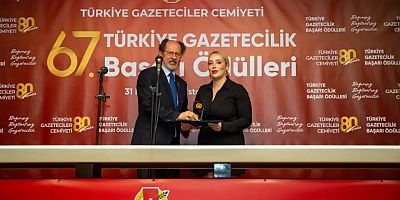 Evrensel gazetesi muhabiri Eylem Nazlıer’e TGC ödülü verildi: ‘Bedeli ne olursa olsun gerçekleri yazacağız’