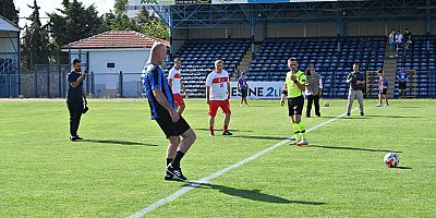 Futbolun efsaneleri Karacabey için sahaya çıktı