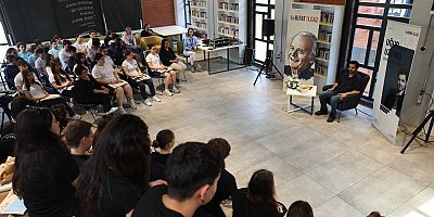  GENÇ OYUNCU, ÖĞRENCİLERE “HABABAM SINIFI”NI OKUDU