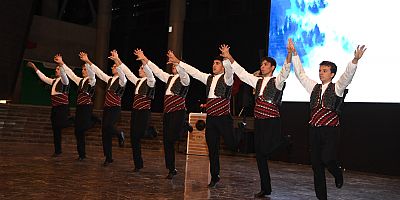 Gençlik ve Cumhuriyet Dansı izleyenleri kendine hayran bıraktı