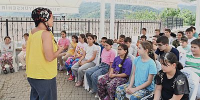 Gezici Kütüphane Çocukları Bilgiyle Donatıyor