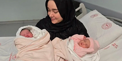 İkiz bebekler 15 saat arayla doğdu