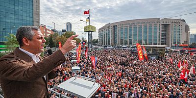 İmamoğlu ifade verirken Özgür Özel Çağlayan'da toplanan kitleye seslendi