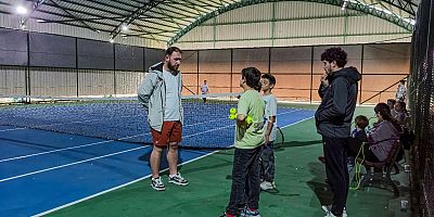 Karacabey Belediyesi Spor Tesisleri'nde minik raketler sahne aldı